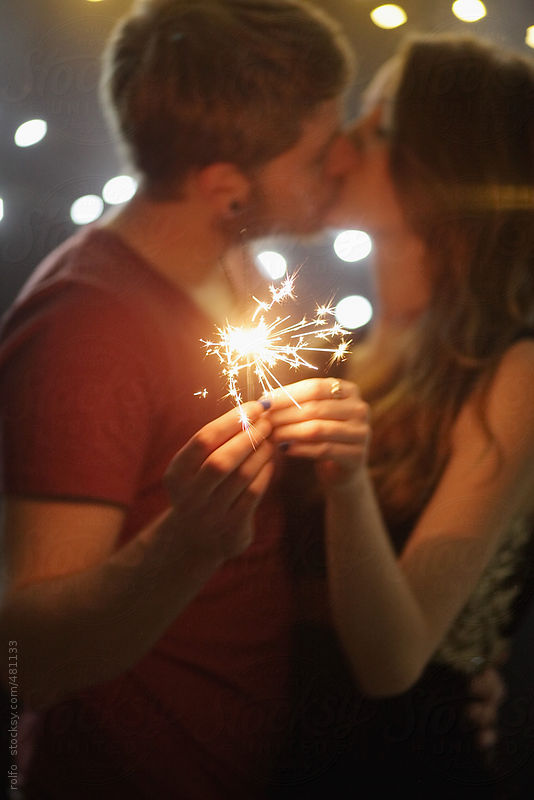 couple kiss sparkler by Rolfo